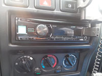 Фотография установки магнитолы Alpine CDE-180R в Nissan Almera N15